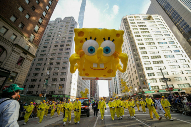 balloon-handlers-guid-the-sponge-bob-square-pants-balloon-down-sixth-avenue-during-the-macys-thanksgiving-day-parade-thursday-nov-27-2025-in-new-york-ap-photoeduardo-munoz-alvarez