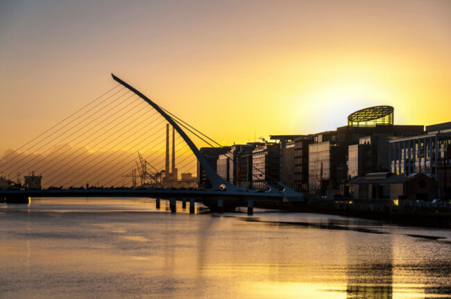 samuel-beckett-bridge-over-river-liffey-docklands-area-at-dawn-dublin-ireland