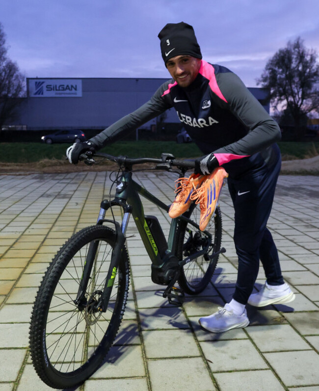 troy-parrott-arrives-for-training-on-his-bike-26112025