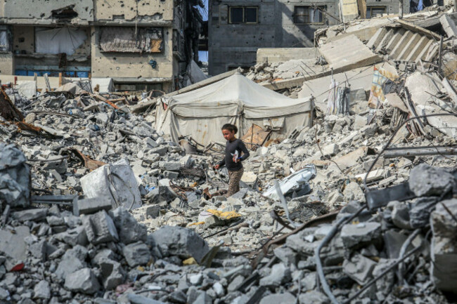 khan-yunis-palestinian-territories-11th-nov-2025-palestinian-children-sit-amid-the-ruins-of-a-destroyed-building-in-al-katiba-area-in-khan-younis-displaced-palestinians-are-attempting-to-return-t