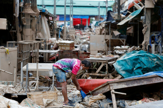 songkhla-28th-nov-2025-a-man-checks-flood-damages-on-a-street-in-hat-yai-songkhla-province-thailand-nov-28-2025-the-death-toll-from-severe-flooding-in-southern-thailand-has-risen-to-145-auth
