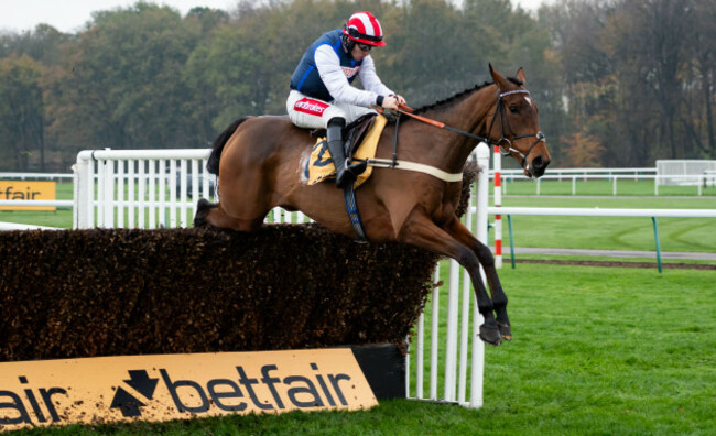 haydock-uk-saturday-22nd-november-2025-the-jukebox-man-and-jockey-ben-jones-win-the-betfair-exchange-graduation-steeple-chase-for-trainer-ben-paul
