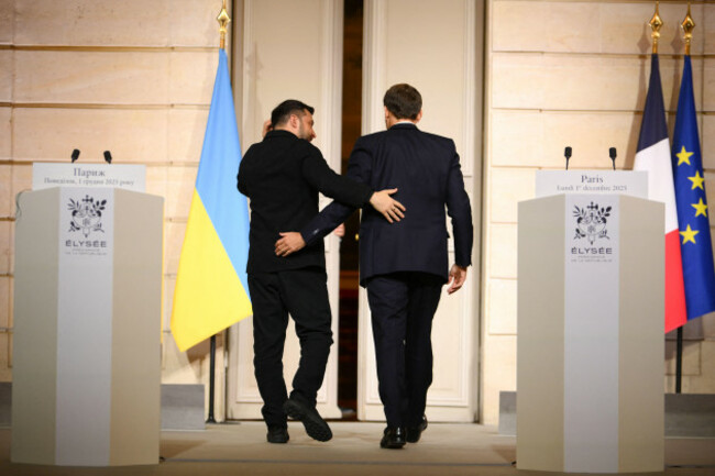 france-france-01st-dec-2025-french-president-emmanuel-macron-and-ukraines-president-volodymyr-zelensky-during-a-press-conference-at-the-elysee-palace-in-paris-france-on-december-1-2025-photo-b