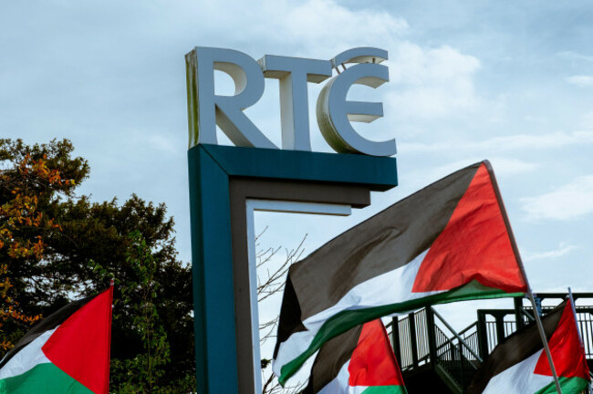 dublin-dublin-ireland-1st-nov-2025-rte-and-palestinian-flags-during-the-protest-outside-the-main-gate-of-rte-the-main-irish-national-television-and-radio-broadcaster-in-dublin-ireland-on-novem