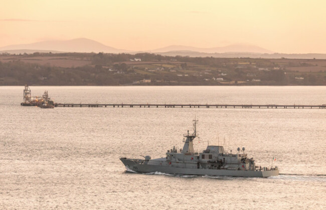 cork-harbour-cork-ireland-01st-april-2022-after-completing-a-coastal-patrol-naval-service-vessel-le-william-butler-yeats-steams-past-the-jetty-at-the-oil-refinery-in-cork-harbour-cork-ireland