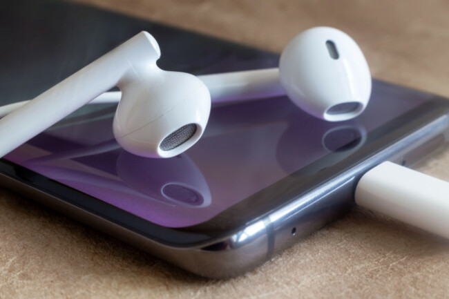 smartphone-and-headphones-on-the-background-paper