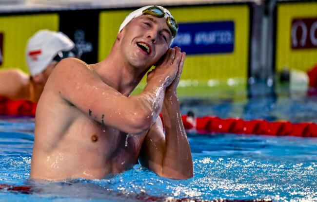 daniel-wiffen-celebrates-winning-a-gold-medal