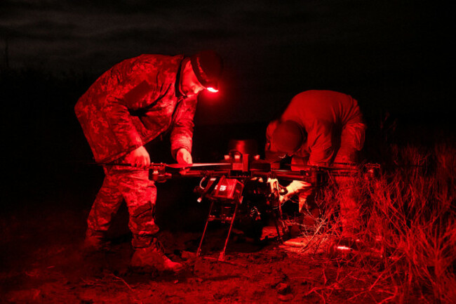 ukraine-22nd-dec-2024-ukrainian-soldiers-and-drone-operators-set-up-a-drone-with-a-missile-at-night-preparing-it-to-fly-and-target-russian-positions-on-the-frontline-the-war-between-ukraine-and-r