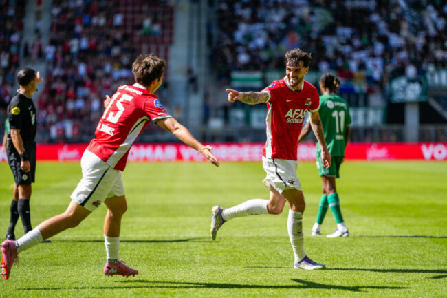 alkmaar-netherlands-10th-aug-2025-alkmaar-netherlands-august-10-troy-parrott-of-az-alkmaar-celebrates-after-scoring-his-teams-fourth-goal-with-mateo-chavez-of-az-alkmaar-during-the-dutch-eredi