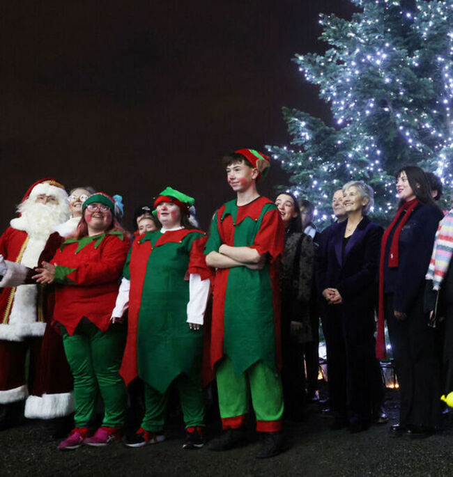 857President switches on Aras Christmas lights_90739262
