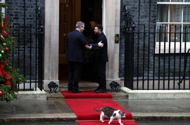 london-uk-8th-december-2025-british-prime-minister-keir-starmer-welcomes-ukrainian-president-volodymyr-zelenskyy-at-downing-street-in-london-england-larry-the-downing-street-cat-can-be-seen-leavi