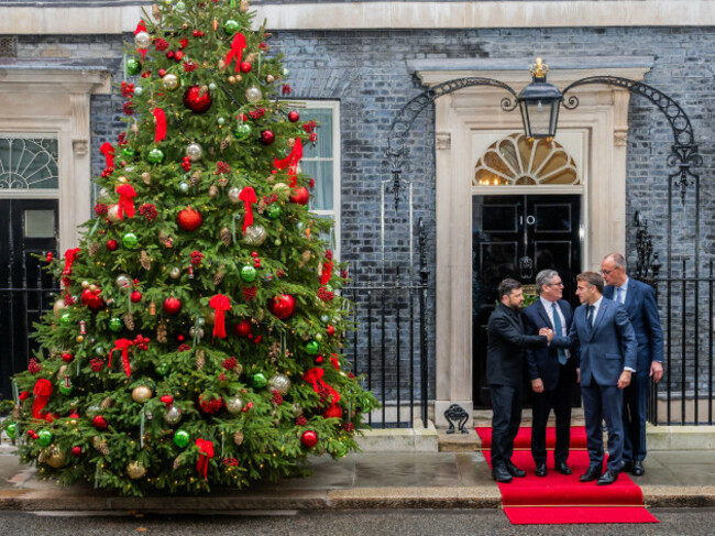 london-uk-8th-dec-2025-french-president-emmanuel-macron-and-german-chancellor-friedrich-merz-say-farewell-to-prime-minister-sir-keir-starmer-and-ukrainian-president-volodymyr-zelensky-in-downing