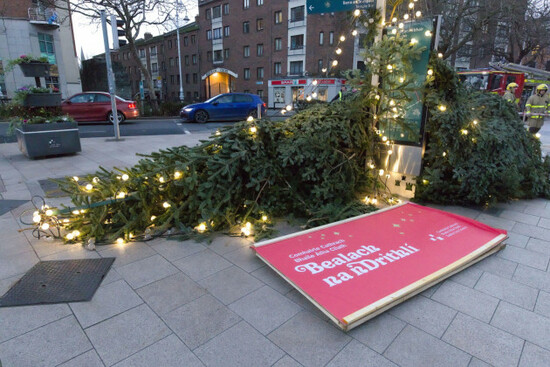 dublin-ireland-09th-december-2025-view-from-cornmarket-in-dublin-city-as-a-christmas-tree-is-knocked-down-by-heavy-winds-during-storm-bram