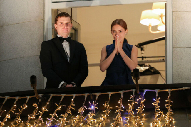 oslo-20251210-the-daughter-of-nobel-peace-prize-laureate-ana-corina-sosa-and-her-son-ricardo-sosa-machado-watch-the-torchlight-procession-from-the-balcony-of-the-grand-hotel-in-oslo-wednesday