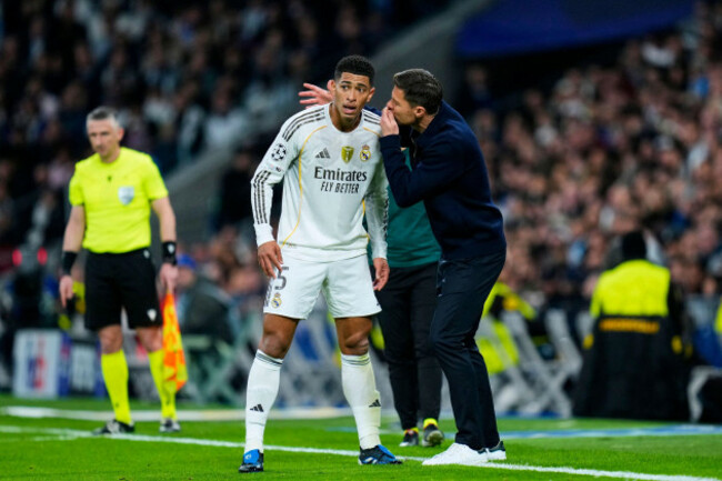 madrid-spain-10th-dec-2025-jude-bellingham-of-real-madrid-cf-and-xabi-alonso-head-coach-of-real-madrid-cf-during-the-uefa-champions-league-match-between-real-madrid-cf-and-manchester-city-santia