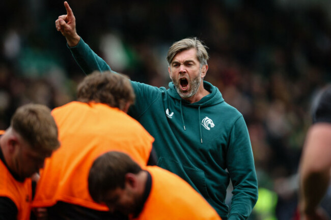 northampton-uk-11th-oct-2025-leicester-tigers-head-coach-geoff-parling-during-the-pre-match-warm-up-ahead-of-the-gallagher-premiership-rugby-match-between-northampton-saints-and-leicester-tigers