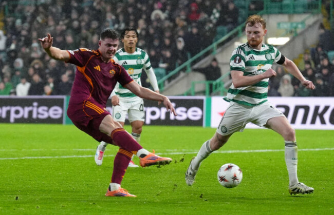 romas-evan-ferguson-scores-their-sides-third-goal-of-the-game-during-the-uefa-europa-league-match-at-celtic-park-glasgow-picture-date-thursday-december-11-2025