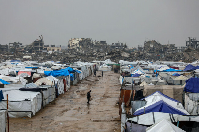 gaza-11th-dec-2025-photo-taken-on-dec-11-2025-shows-shelters-of-displaced-palestinians-in-the-zeitoun-neighborhood-southeast-of-gaza-city-heavy-winter-rains-and-high-winds-are-pounding-flimsy-t