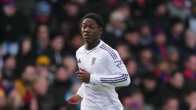 manchester-uniteds-kobbie-mainoo-runs-into-position-during-the-english-premier-league-soccer-match-between-crystal-palace-and-manchester-united-at-selhurst-park-stadium-in-london-sunday-nov-30-2