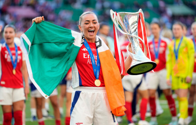 katie-mccabe-celebrates-with-the-trophy