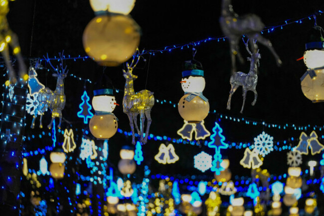 indonesia-16th-dec-2025-christmas-lights-decorate-the-streets-during-rain-in-jakarta-credit-image-andri-munazirzuma-press-wire-editorial-usage-only-not-for-commercial-usage