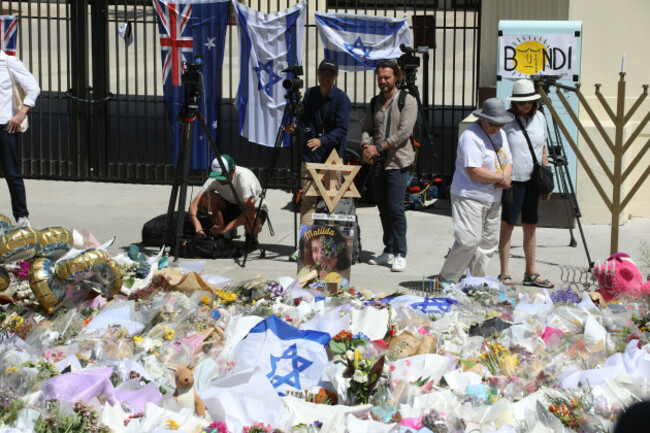 sydney-australia-17th-december-2025-bondi-beach-begins-return-to-normality-after-terrorist-attack-targeted-at-jewish-chanukah-by-the-sea-event-credit-richard-milnesalamy-live-news