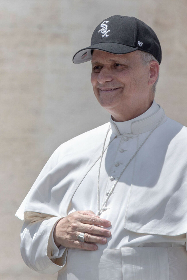 pope-leo-xiv-wears-chicago-white-sox-hat-during-his-weekly-general-audience-in-st-peters-square-at-the-vatican-maria-grazia-picciarellaalamy-live