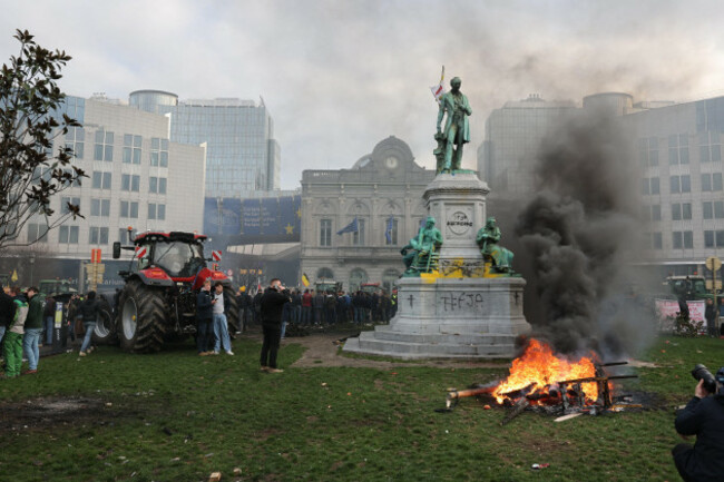 france-18th-dec-2025-photopqrvoix-du-nordflorent-moreau-18122025-bruxelles-le-18122025-manifestation-europeenne-dagriculteurs-notamment-contre-le-traite-du-mercosur-photo-flor