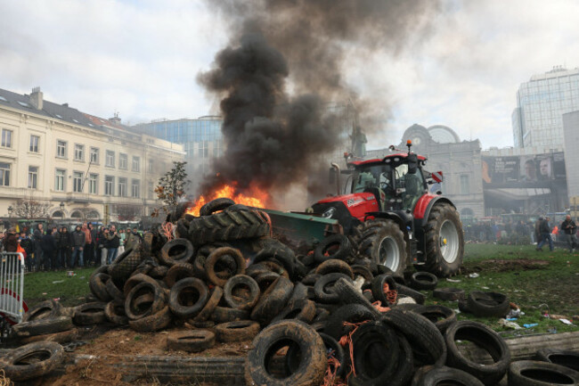 france-18th-dec-2025-photopqrvoix-du-nordflorent-moreau-18122025-bruxelles-le-18122025-manifestation-europeenne-dagriculteurs-notamment-contre-le-traite-du-mercosur-brussels