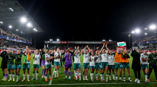 ireland-squad-celebrate-after-the-match