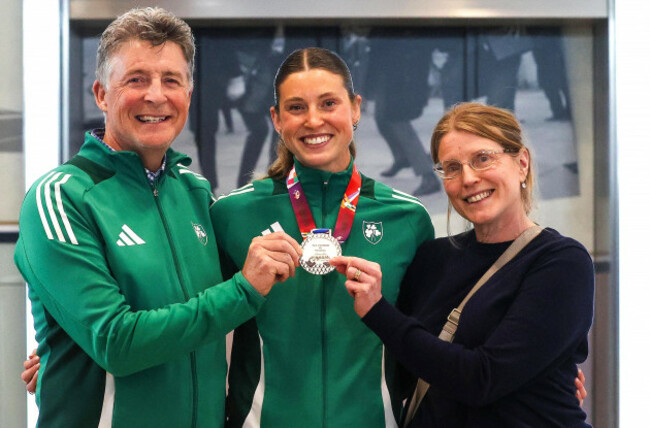 kate-oconnor-poses-for-a-picture-with-her-silver-medal-with-her-father-and-coach-michael-and-mother-valerie
