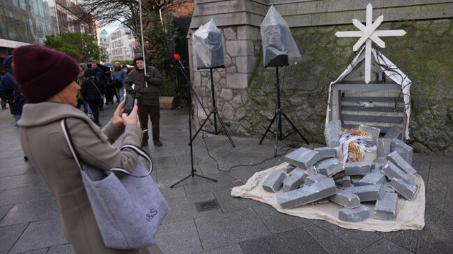 people-viewing-the-gaza-solidarty-nativity-scene-showing-baby-jesus-lying-in-rubble-on-suffolk-street-dublin-picture-date-saturday-december-20-2025