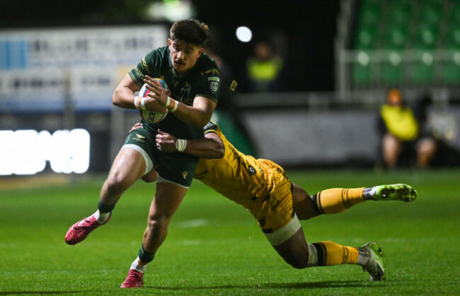 chay-mullins-is-tackled-by-fine-inisi