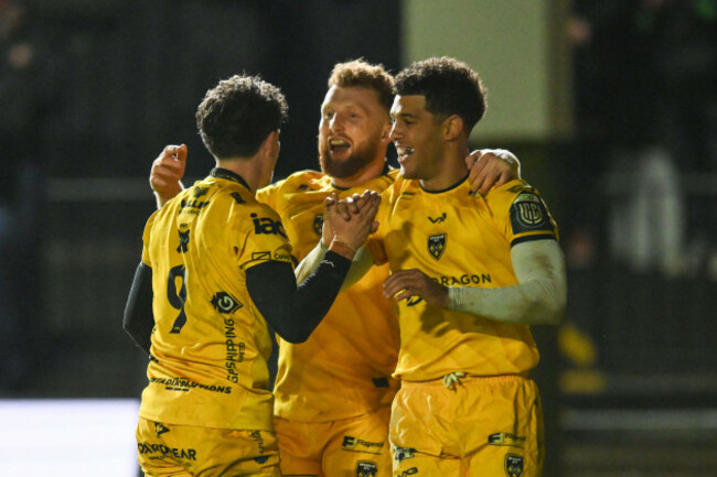 che-hope-celebrates-scoring-his-sides-fifth-try-of-the-match-with-aneurin-owen-and-rio-dyer