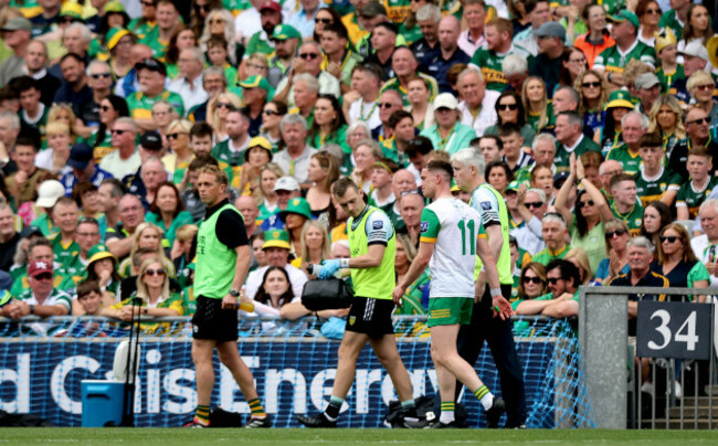 ciaran-thompson-goes-off-injured