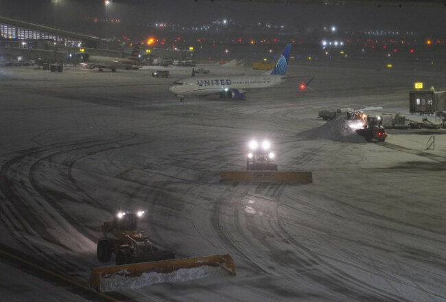 new-york-usa-26th-dec-2025-snowplows-clear-snow-at-laguardia-airport-in-new-york-the-united-states-on-dec-26-2025-a-snowstorm-hitting-new-york-on-friday-which-has-caused-flight-delays-and-ca