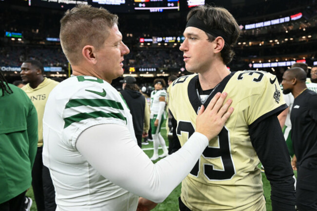 new-york-jets-kicker-nick-folk-left-greets-new-orleans-saints-kicker-charlie-smyth-39-after-an-nfl-football-game-sunday-dec-21-2025-in-new-orleans-ap-photoella-hall