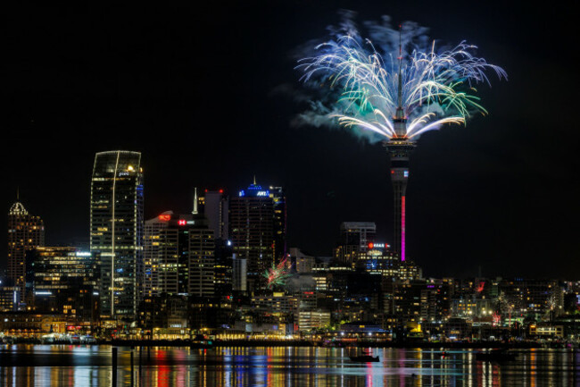 auckland-new-zealand-01-jan-2026-a-firework-display-at-midnight-from-the-sky-tower-welcomes-in-the-new-year-credit-david-rowlandalamy-live-news