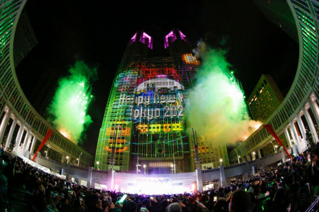 tokyo-japan-1st-jan-2026-happy-new-year-tokyo-2026-message-is-seen-at-the-tokyo-metropolitan-government-building-the-capital-government-organized-the-happy-new-year-tokyo-2026-countdown-event