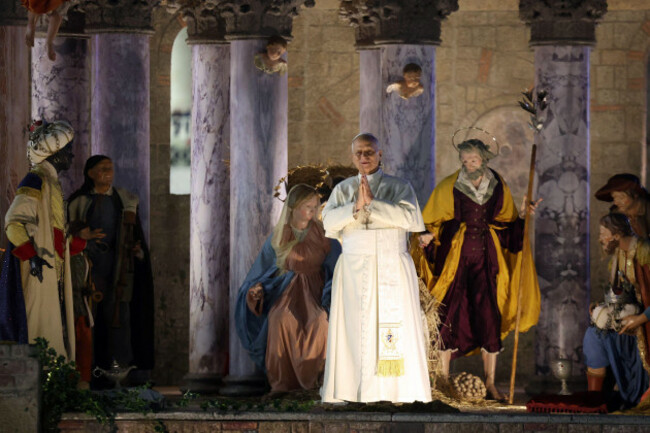 vatican-city-italy-31st-dec-2025-vatican-city-italy-december-31-2025-pope-leo-xiv-prays-before-the-nativity-scene-set-up-in-st-peters-square-credit-independent-photo-agencyalamy-live-new