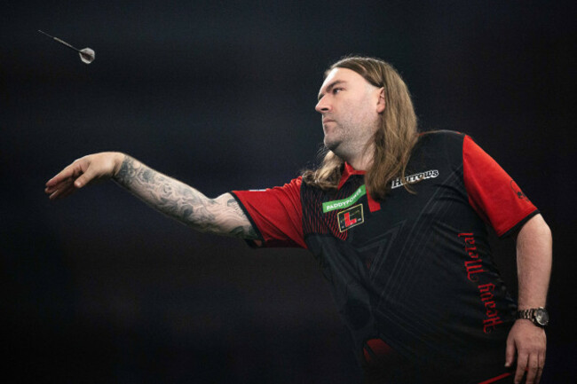 alexandra-palace-london-uk-1st-jan-2026-2025-pdc-paddy-power-world-darts-championship-day-eighteen-ryan-searle-in-action-on-the-oche-in-his-quarter-final-match-against-jonny-clayton-credit-acti