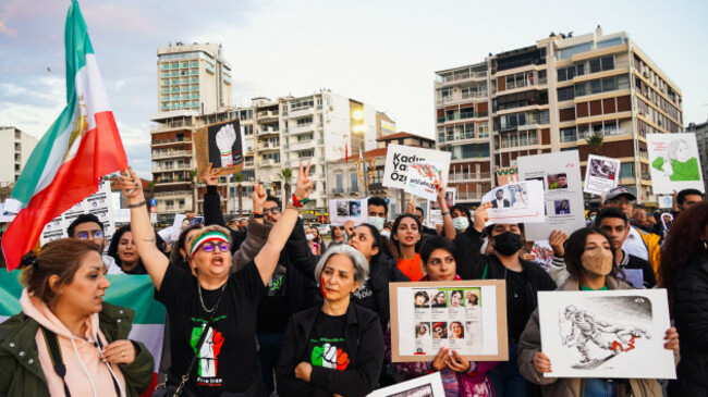 izmir-iran-19112022-iranian-people-in-izmir-especially-women-and-womens-organizations-protested-the-death-of-mahsa-amini-by-the-morality-police-in-iran-on-22-year-old-mahsa-amini-was-arrested