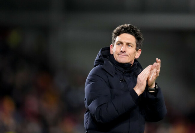brentford-manager-keith-andrews-applauds-the-fans-after-the-premier-league-match-at-the-gtech-community-stadium-london-picture-date-thursday-january-1-2026