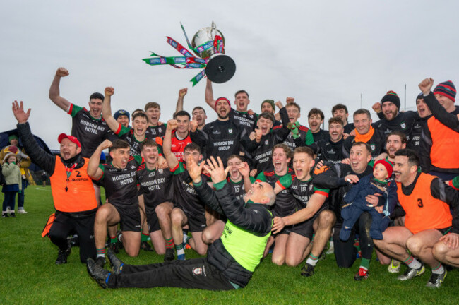 anthony-cunnigham-celebrates-by-throwing-the-trophy-in-the-air-and-catching-it