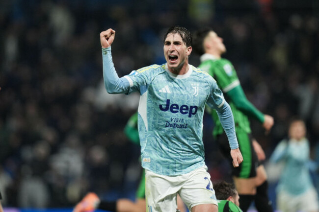 reggio-emilia-italia-06th-jan-2026-juventus-fabio-miretti-celebrates-after-scoring-the-0-2-goal-for-his-team-during-the-serie-a-soccer-match-between-sassuolo-and-juventus-at-the-mapei-stadium-cit