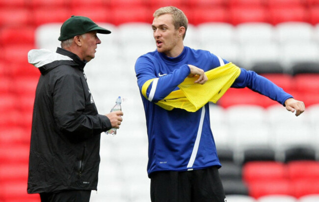 manchester-uniteds-darren-fletcher-talks-to-manager-sir-alex-ferguson-left-during-the-open-training-session-at-old-trafford-manchester