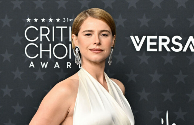 santa-monica-usa-04th-jan-2026-jessie-buckley-arriving-to-the-31st-annual-critics-choice-awards-held-at-barker-hanger-on-january-4-2026-in-santa-monica-ca-starbuck-credit-affalamy-liv