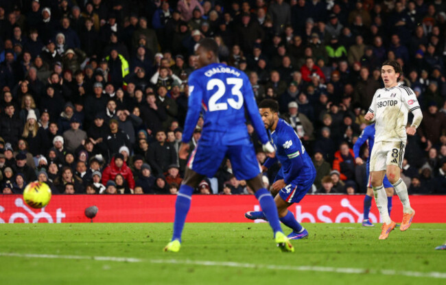 london-uk-7th-jan-2026-harry-wilson-of-fulham-scores-to-make-it-2-1-during-the-fulham-vs-chelsea-premier-league-match-at-craven-cottage-london-picture-credit-should-read-paul-terrysportimage-c
