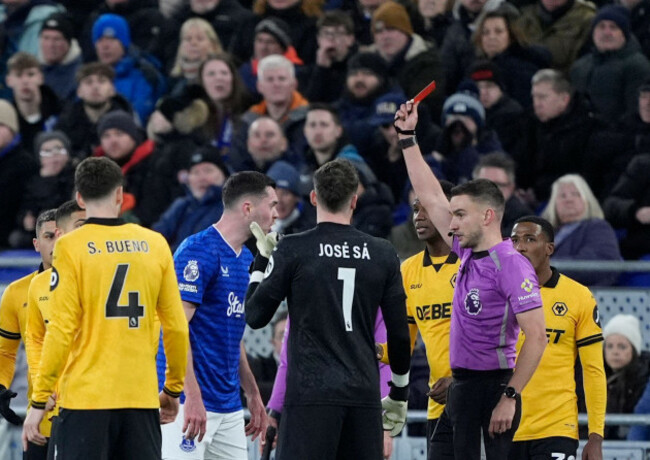 evertons-michael-keane-is-sent-off-during-the-premier-league-match-at-the-hill-dickinson-stadium-liverpool-picture-date-wednesday-january-7-2026