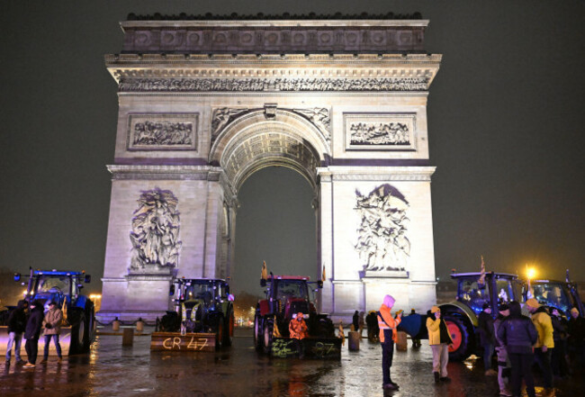 french-farmers-park-their-tractor-in-front-of-the-arc-de-triomphe-to-protest-against-the-mercosur-trade-alliance-with-south-america-countries-but-also-eu-farming-policy-or-mass-cull-of-cows-ordered-to